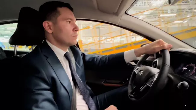 Глава Минпромторга России Алиханов за рулем Lada Iskra