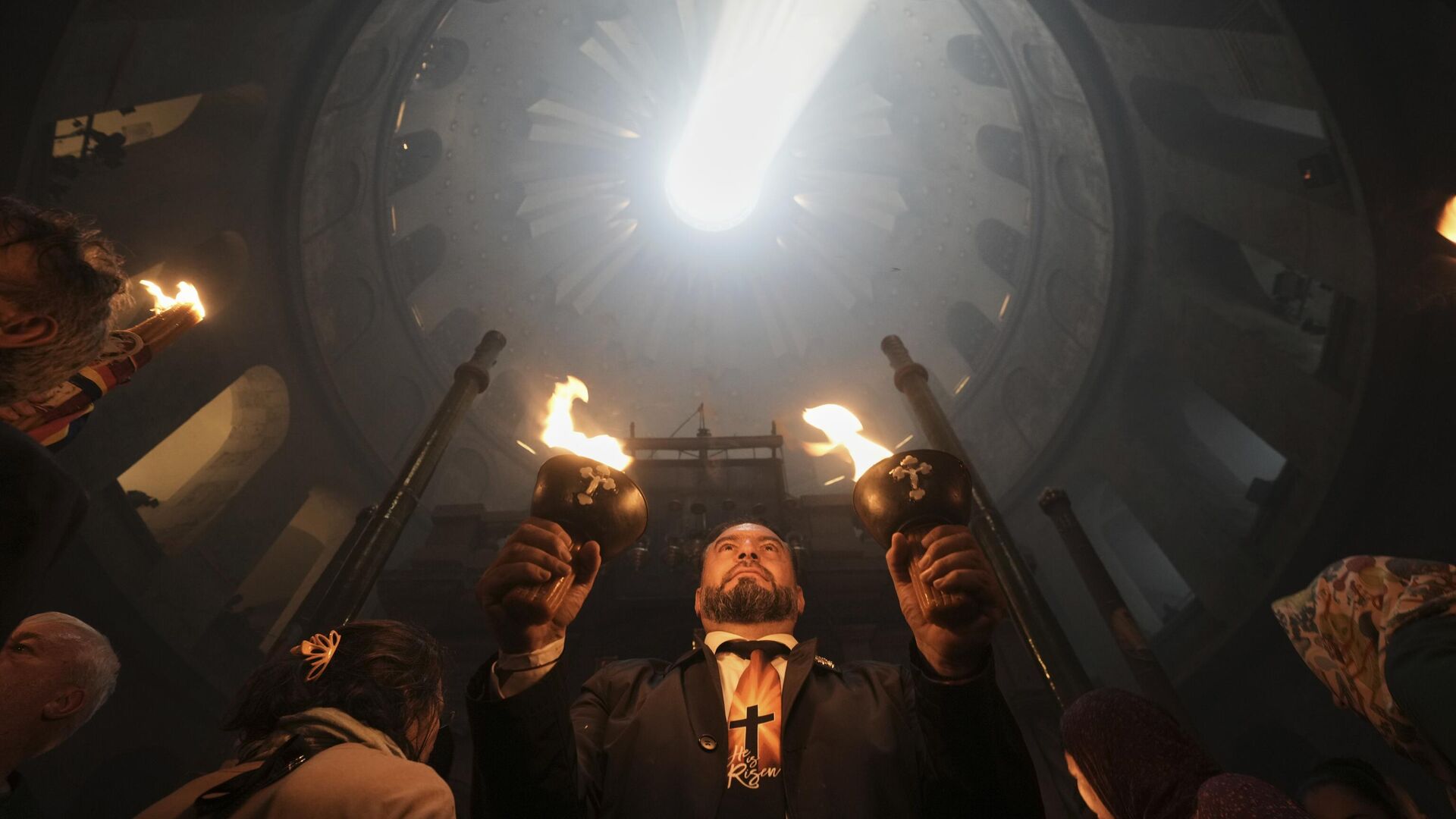 Схождение Благодатного огня в храме Гроба Господня в Иерусалиме. 19 апреля 2025 - РИА Новости, 1920, 19.04.2025