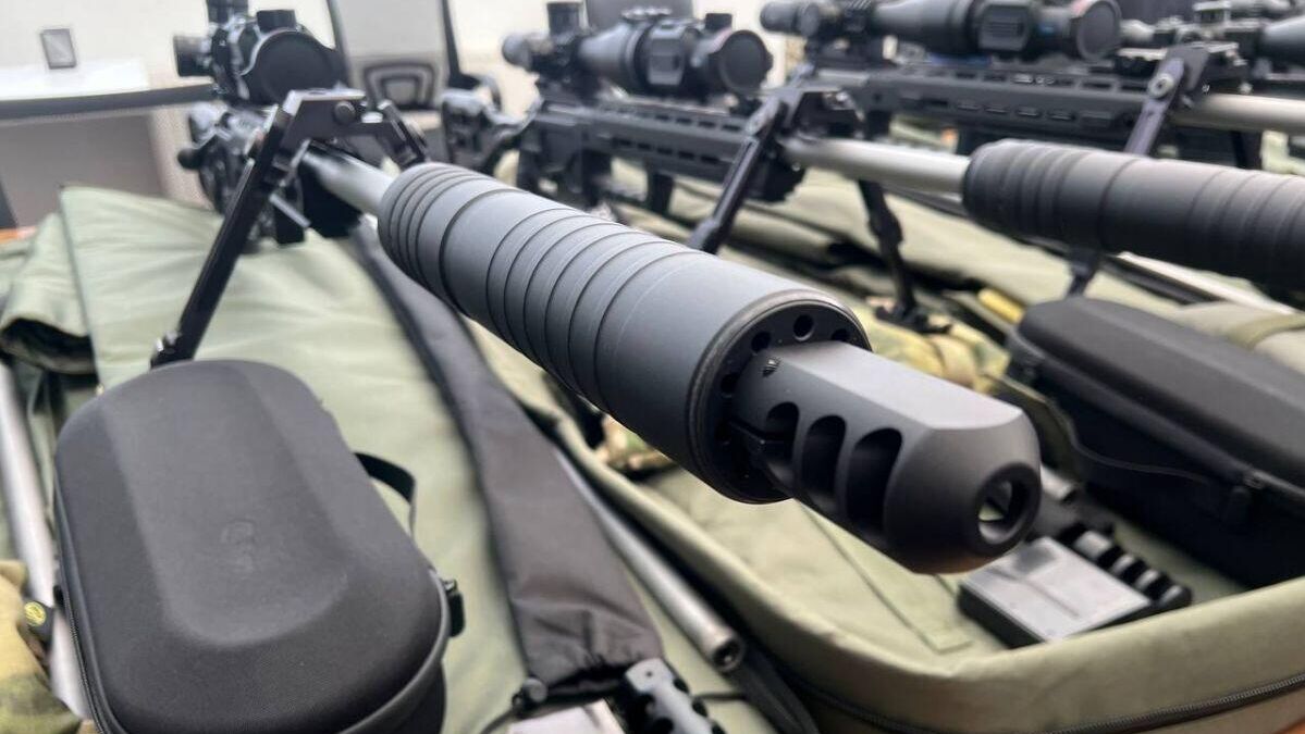 Центр Воин и Федерация боевого снайпинга передали фронту новые снайперские винтовки - РИА Новости, 1920, 19.04.2025