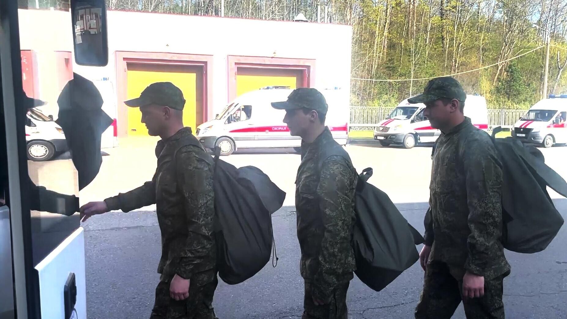 Российские военнослужащие, возвращенные из украинского плена. Стоп-кадр видео - РИА Новости, 1920, 20.04.2025