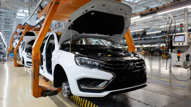 Производство автомобилей ЛАДА на заводе российского автопроизводителя АвтоВАЗ в Тольятти