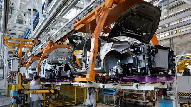 Производство автомобилей ЛАДА на заводе российского автопроизводителя АвтоВАЗ