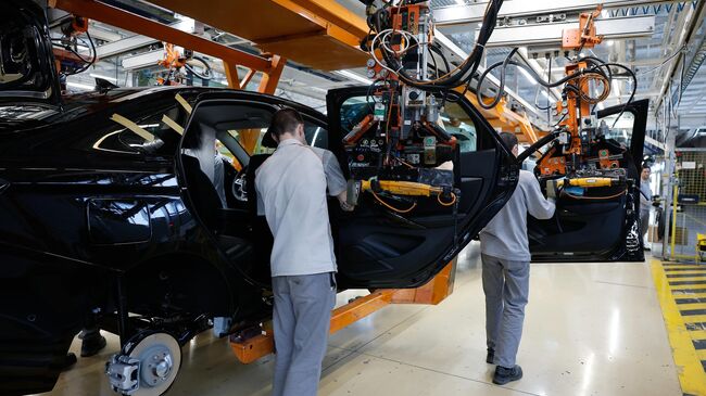 Производство автомобилей ЛАДА на заводе российского автопроизводителя АвтоВАЗ в Тольятти