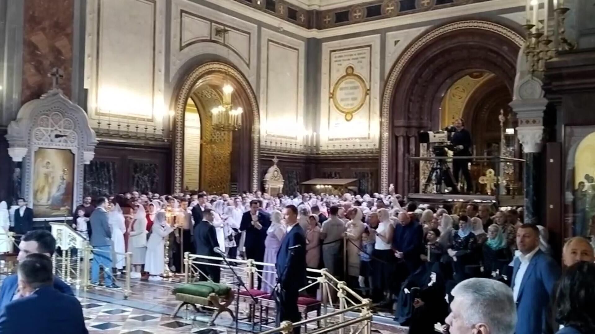 Тысячи человек на ночном пасхальном богослужении в храме Христа Спасителя Тысячи человек на ночном пасхальном богослужении в храме Христа Спасителя - РИА Новости, 1920, 19.04.2025