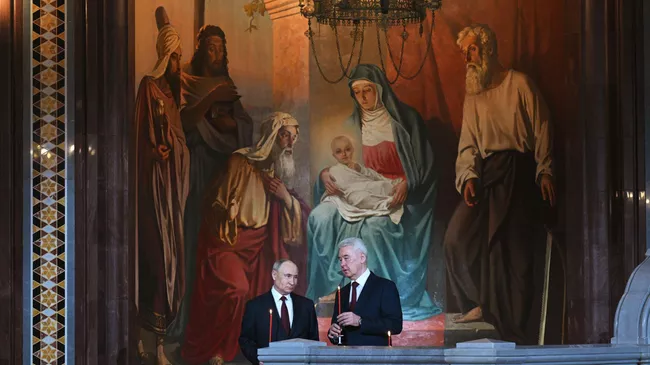 Президент РФ Владимир Путин и мэр Москвы Сергей Собянин (справа) на праздничном Пасхальном богослужении в храме Христа Спасителя в Москве