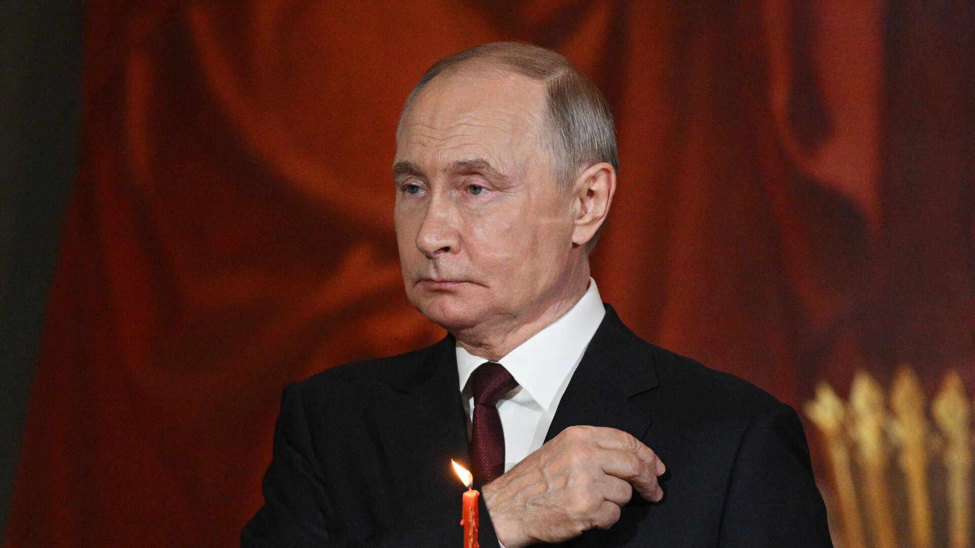 Президент России Владимир Путин на праздничном Пасхальном богослужении в храме Христа Спасителя в Москве Президент России Владимир Путин на праздничном Пасхальном богослужении в храме Христа Спасителя в Москве - РИА Новости, 1920, 20.04.2025