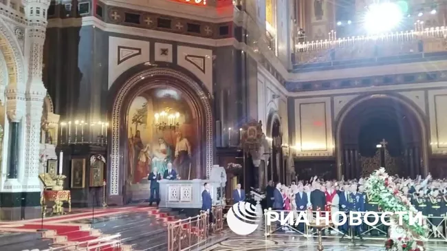 Крестный ход вокруг храма Христа Спасителя