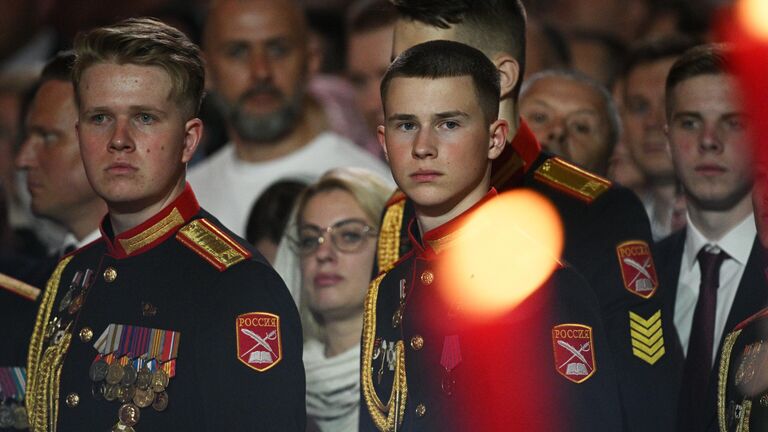 Верующие на праздничном Пасхальном богослужении в храме Христа Спасителя в Москве