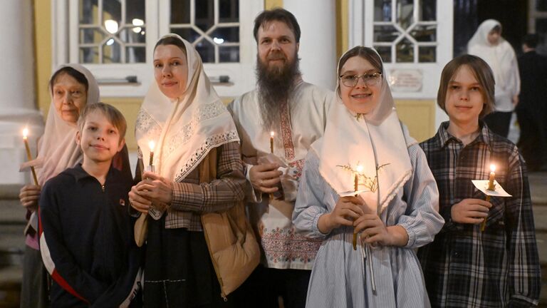 Верующие после крестного хода у Покровского кафедрального собора в Рогожской слободе
