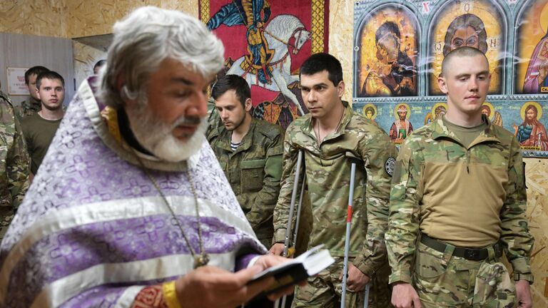 Военнослужащие ВС РФ на пасхальном молебне в блиндажном храме в Запорожской области