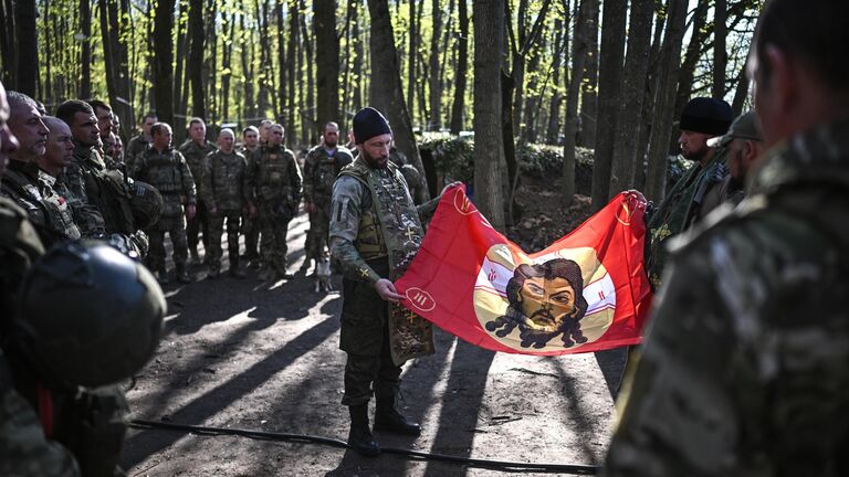 Священнослужитель во время пасхального молебна для военнослужащих 56-й десантно-штурмовой бригады ВДВ группировки войск Север в Курской области