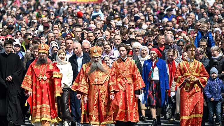 Верующие и священнослужители во время пасхального крестного хода во Владивостоке