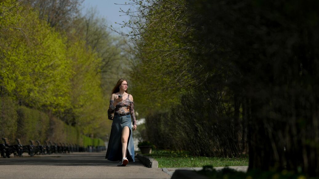 © РИА Новости / Григорий СысоевПерейти в медиабанк<br>Девушка на одной из аллей в Парке Горького в Москве. Архивное фото