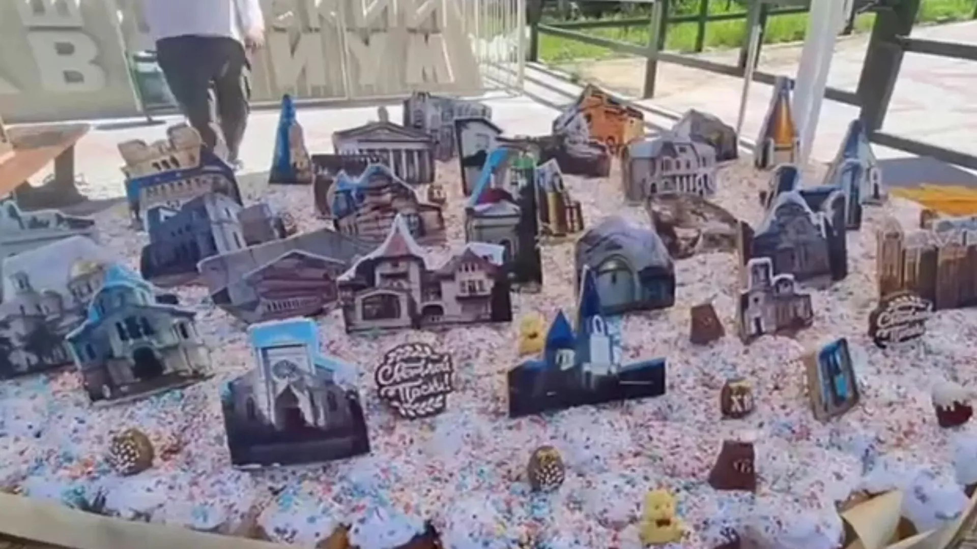 В Крыму испекли гигантский кулич с изображениями достопримечательностей полуострова. Кадр видео - РИА Новости, 1920, 20.04.2025