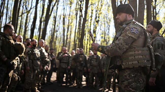 Священнослужитель во время пасхального молебна для военнослужащих 56-й десантно-штурмовой бригады ВДВ группировки войск Север в Курской области