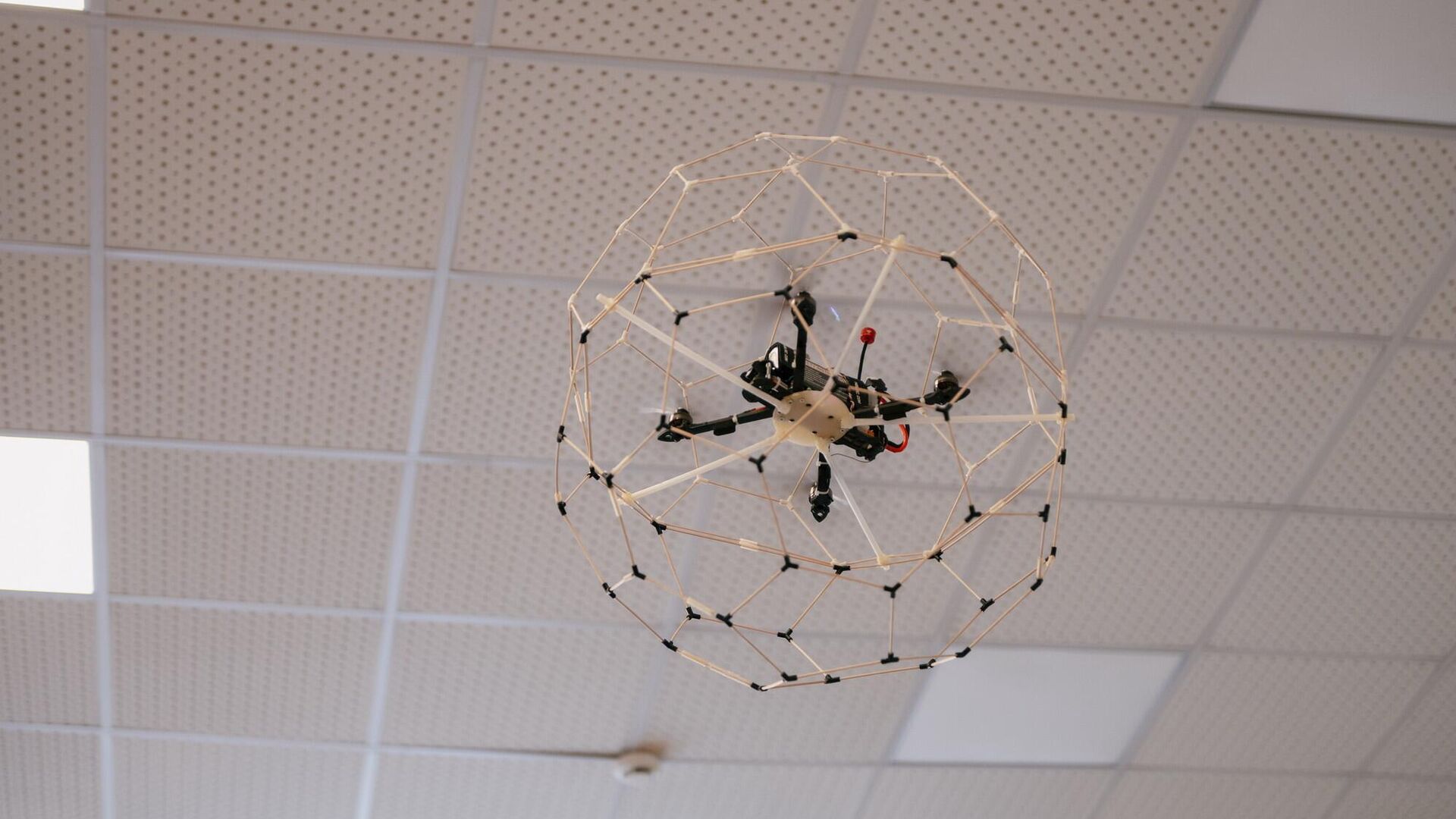 Суперлегкая защита для БПЛА Суперлегкая защита для БПЛА - РИА Новости, 1920, 21.04.2025