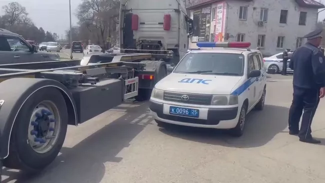 Грузовик в Уссурийске насмерть задавил четвероклассника, переходившего дорогу по пешеходному переходу