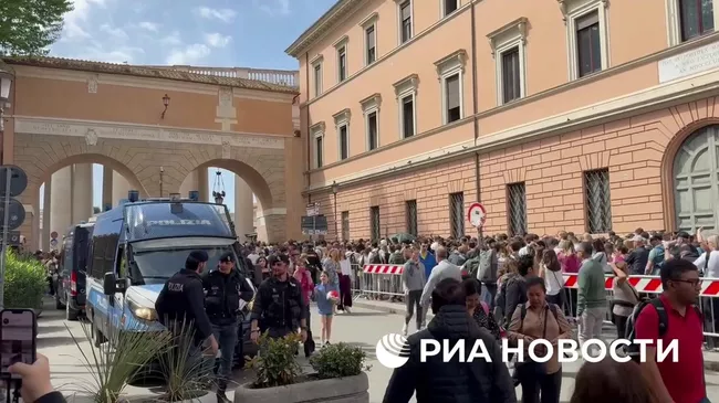 Туристы и паломники на площади Святого Петра в Ватикане после кончины папы Франциска