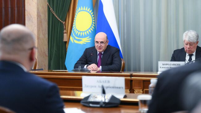 Председатель правительства РФ Михаил Мишустин на встрече в Москве с премьер-министром Казахстана Олжасом Бектеновым