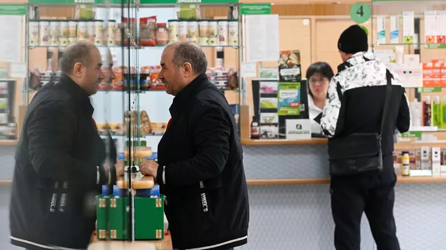  Мужчина покупает лекарственные препараты в аптеке