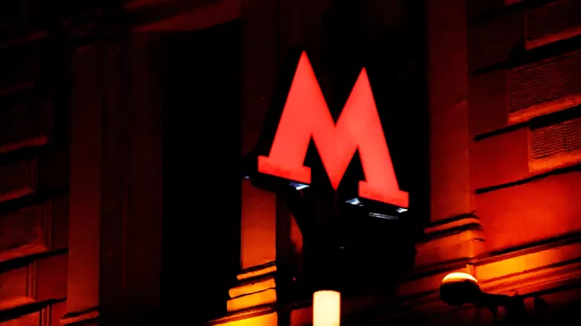 Знак метро у входа на станцию в Москве
