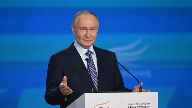 Президент РФ Владимир Путин выступает на церемонии награждения Всероссийской муниципальной премией Служение в Москве