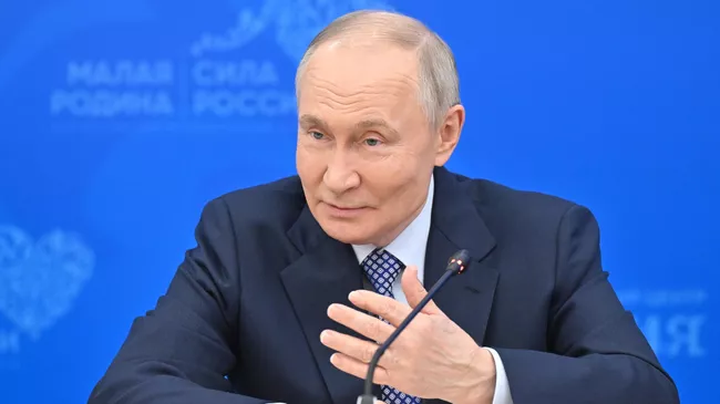 Президент РФ Владимир Путин выступает на II Всероссийском муниципальном форуме Малая Родина – сила России в Москве