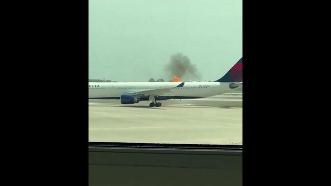 Горящий Airbus A330 в аэропорту в США