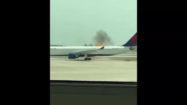 Горящий Airbus A330 в аэропорту в США