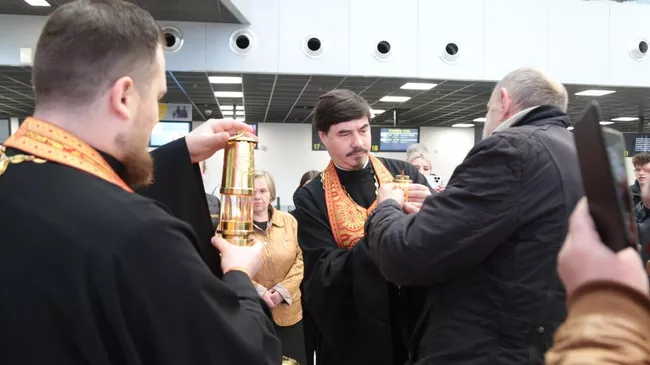 Благодатный огонь был доставлен в Хабаровск самолетом из Москвы 