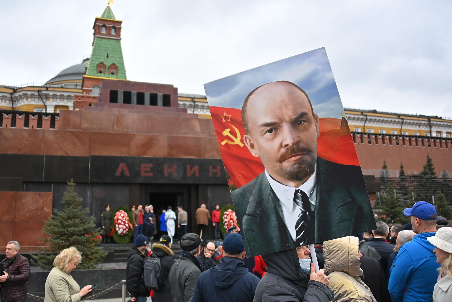 Люди на церемонии возложения цветов к Мавзолею В. И. Ленина на Красной площади в день 152-й годовщины со дня рождения В. И. Ленина Люди на церемонии возложения цветов к Мавзолею В. И. Ленина на Красной площади в день 152-й годовщины со дня рождения В. И. Ленина - РИА Новости, 1920, 22.04.2025