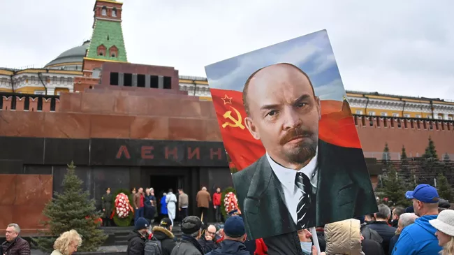 Люди на церемонии возложения цветов к Мавзолею В. И. Ленина на Красной площади в день 152-й годовщины со дня рождения В. И. Ленина