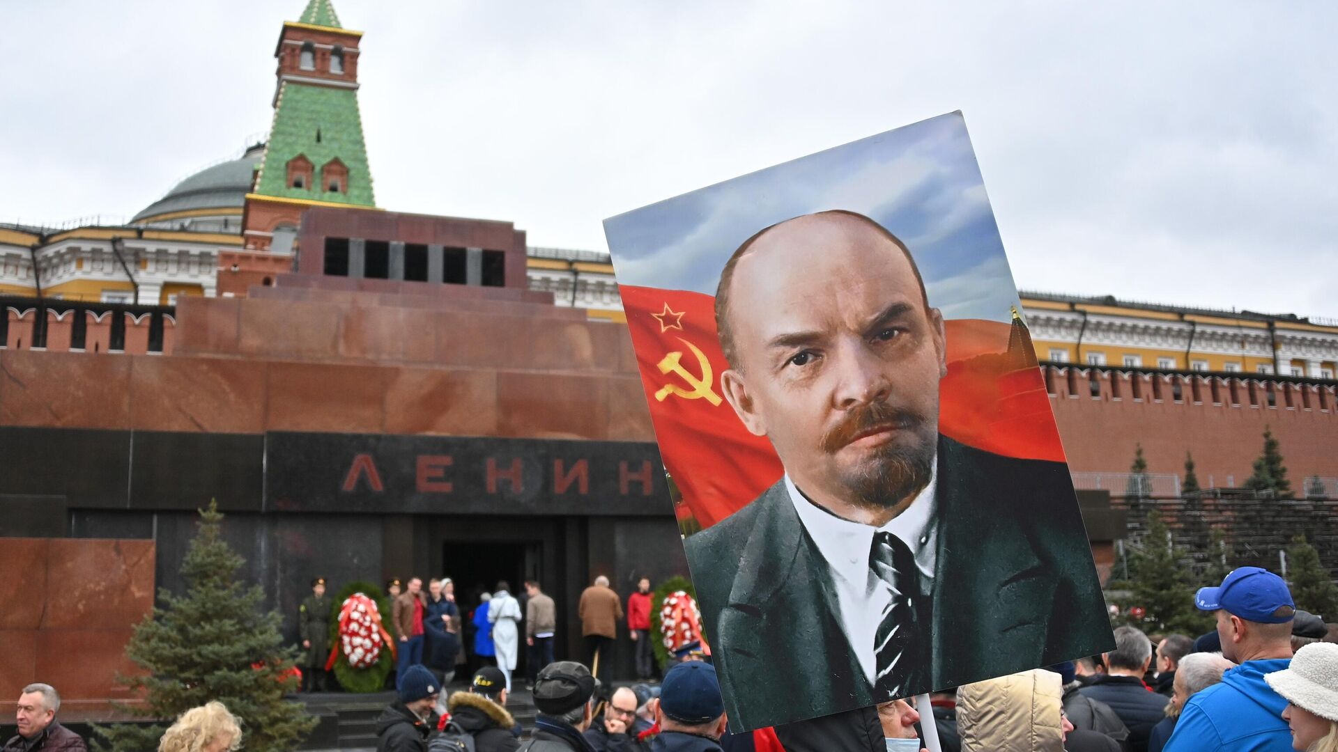 Люди на церемонии возложения цветов к Мавзолею В. И. Ленина на Красной площади в день 152-й годовщины со дня рождения В. И. Ленина - РИА Новости, 1920, 10.05.2025