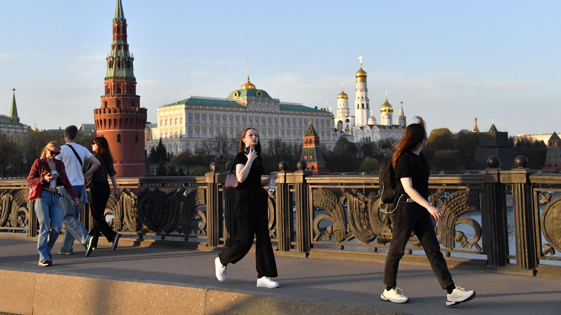 Прохожие на Большом каменном мосту в Москве. На втором плане: Московский Кремль Прохожие на Большом каменном мосту в Москве. На втором плане: Московский Кремль - РИА Новости, 1920, 11.06.2025
