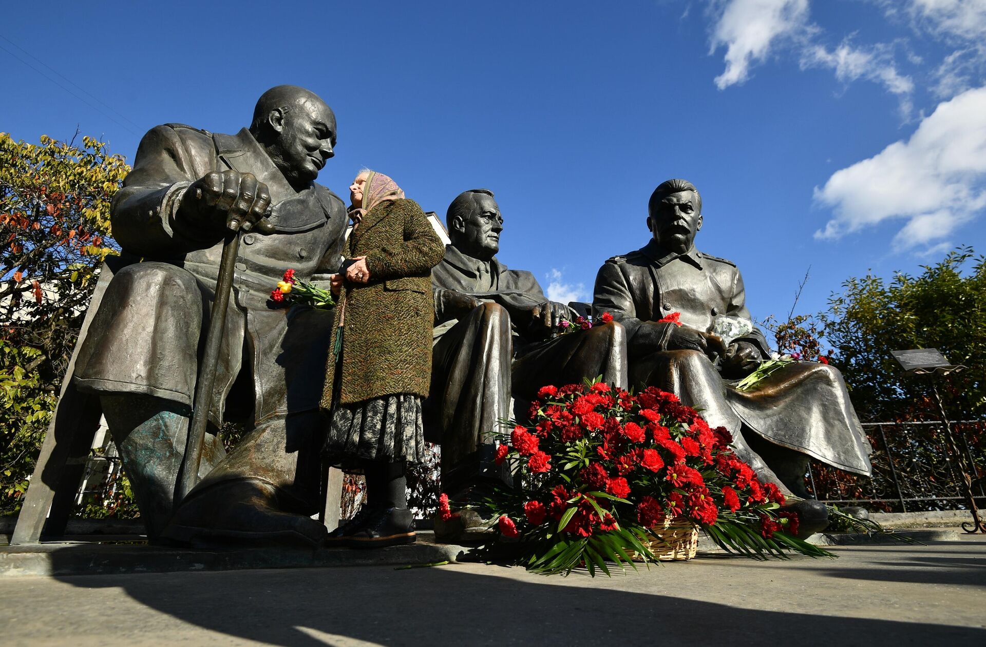 Памятник лидерам Большой тройки Иосифу Сталину, Франклину Рузвельту и Уинстону Черчиллю в Ялте Памятник лидерам Большой тройки Иосифу Сталину, Франклину Рузвельту и Уинстону Черчиллю в Ялте - РИА Новости, 1920, 22.04.2025