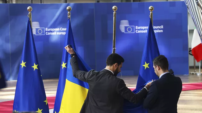 Флаги ЕС и Украины