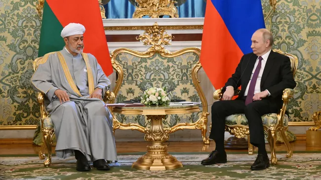 Президент РФ Владимир Путин и султан Омана Хейсам бен Тарек Аль Саид во время встречи в Москве