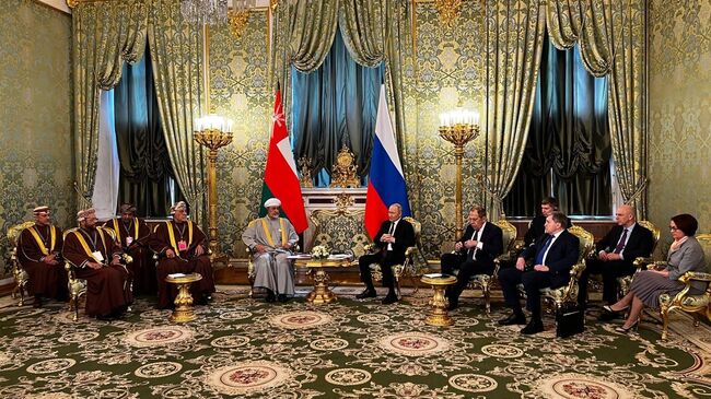 Президент РФ Владимир Путин и султан Омана Хейсам бен Тарек Аль Саид во время встречи в Москве