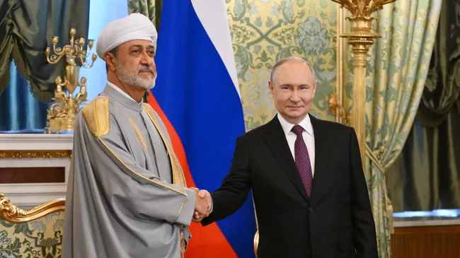 Президент РФ Владимир Путин и султан Омана Хейсам бен Тарек Аль Саид во время встречи в Москве