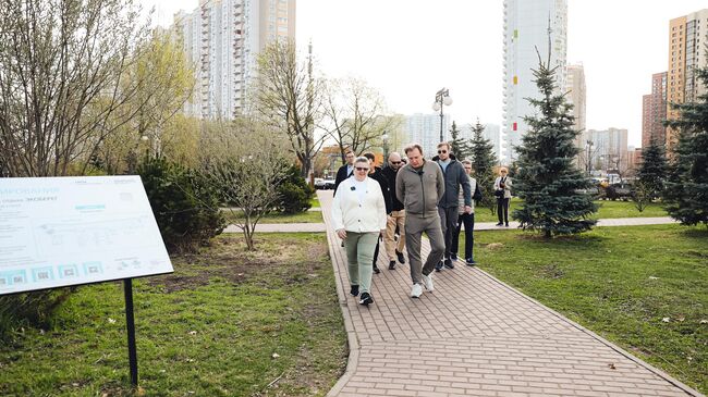 Глава Химок Землякова во время обхода парка Экоберег