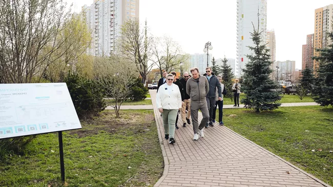 Глава Химок Землякова во время обхода парка Экоберег