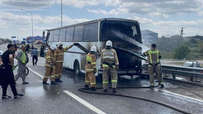 Тушение возгорания автобуса на автодороге в Урванском районе в Кабардино-Балкарии