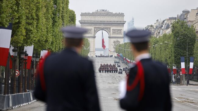 Празднование годовщины победы над нацистами и окончания Второй мировой войны на Елисейских полях в Париже