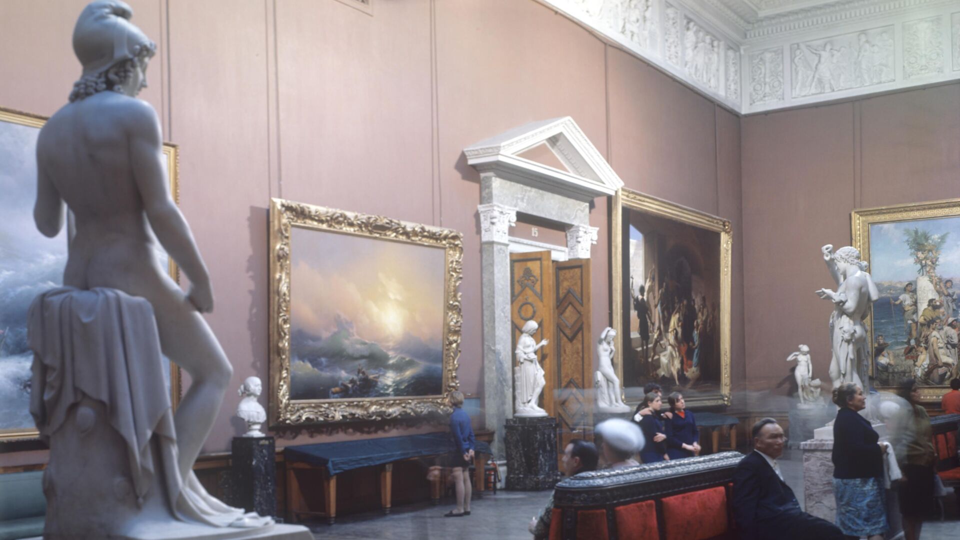 В зале живописи начала XIX века. Государственный Русский музей В зале живописи начала XIX века. Государственный Русский музей - РИА Новости, 1920, 25.04.2025