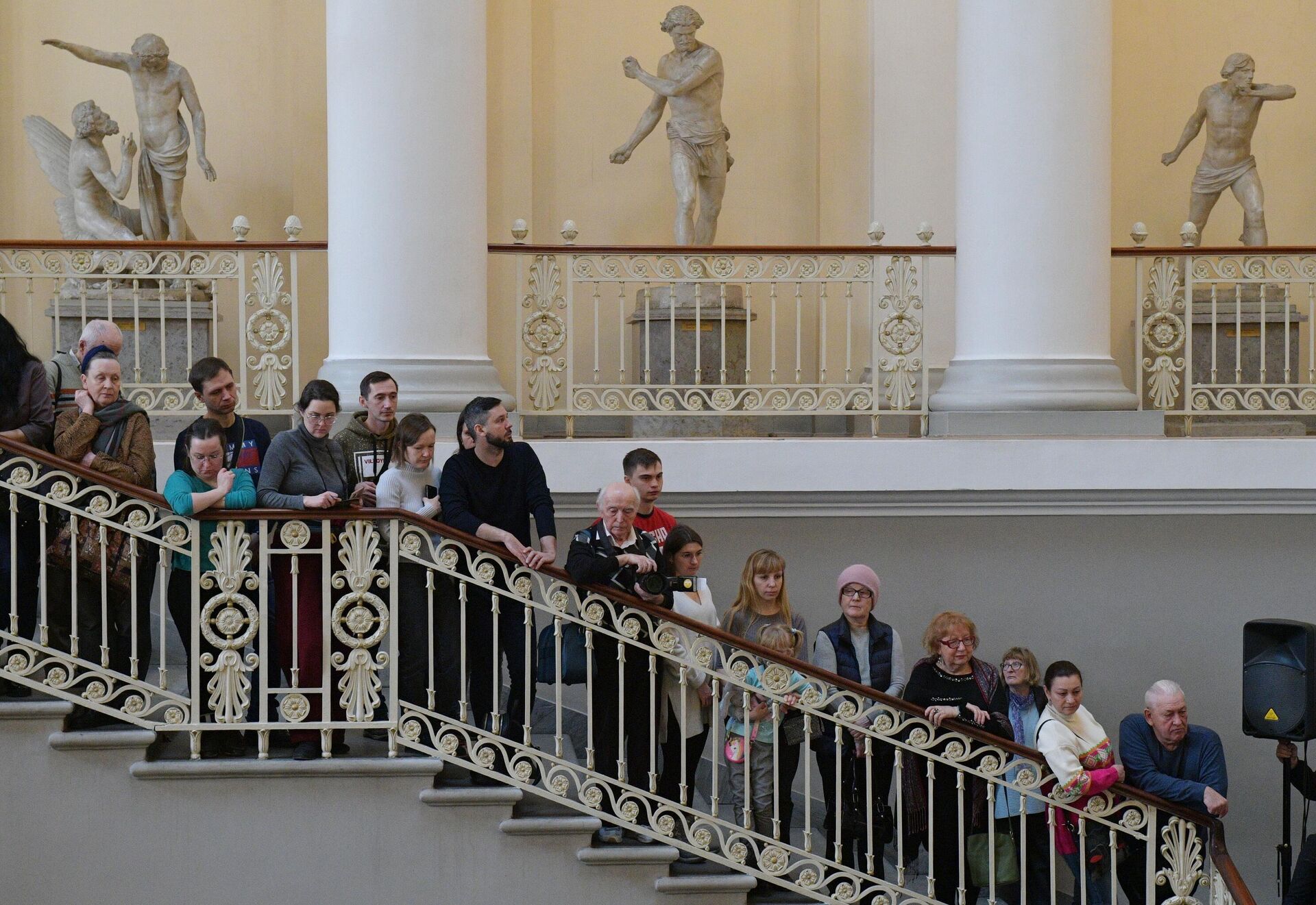 Посетители в Русском музее в день празднования 125-летия со дня своего открытия в Санкт-Петербурге - РИА Новости, 1920, 24.04.2025