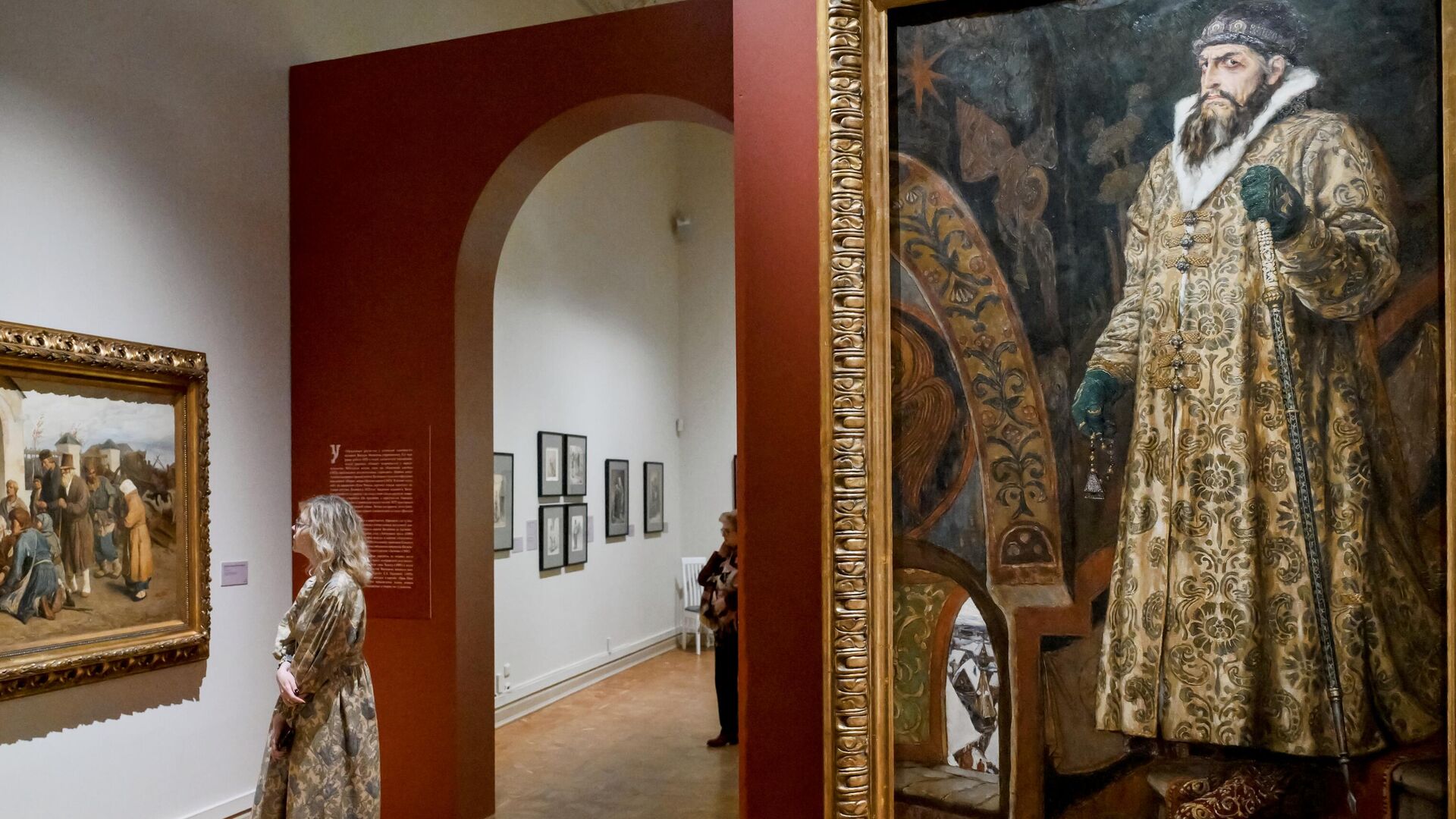 Посетители знакомятся с экспозицией на открытии выставки Виктор Васнецов. К 175-летию со дня рождения в корпусе Бенуа Русского музея в Санкт-Петербурге Посетители знакомятся с экспозицией на открытии выставки Виктор Васнецов. К 175-летию со дня рождения в корпусе Бенуа Русского музея в Санкт-Петербурге - РИА Новости, 1920, 25.04.2025