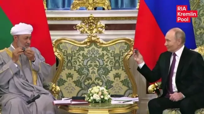 Путин помог султану Омана с наушником для перевода