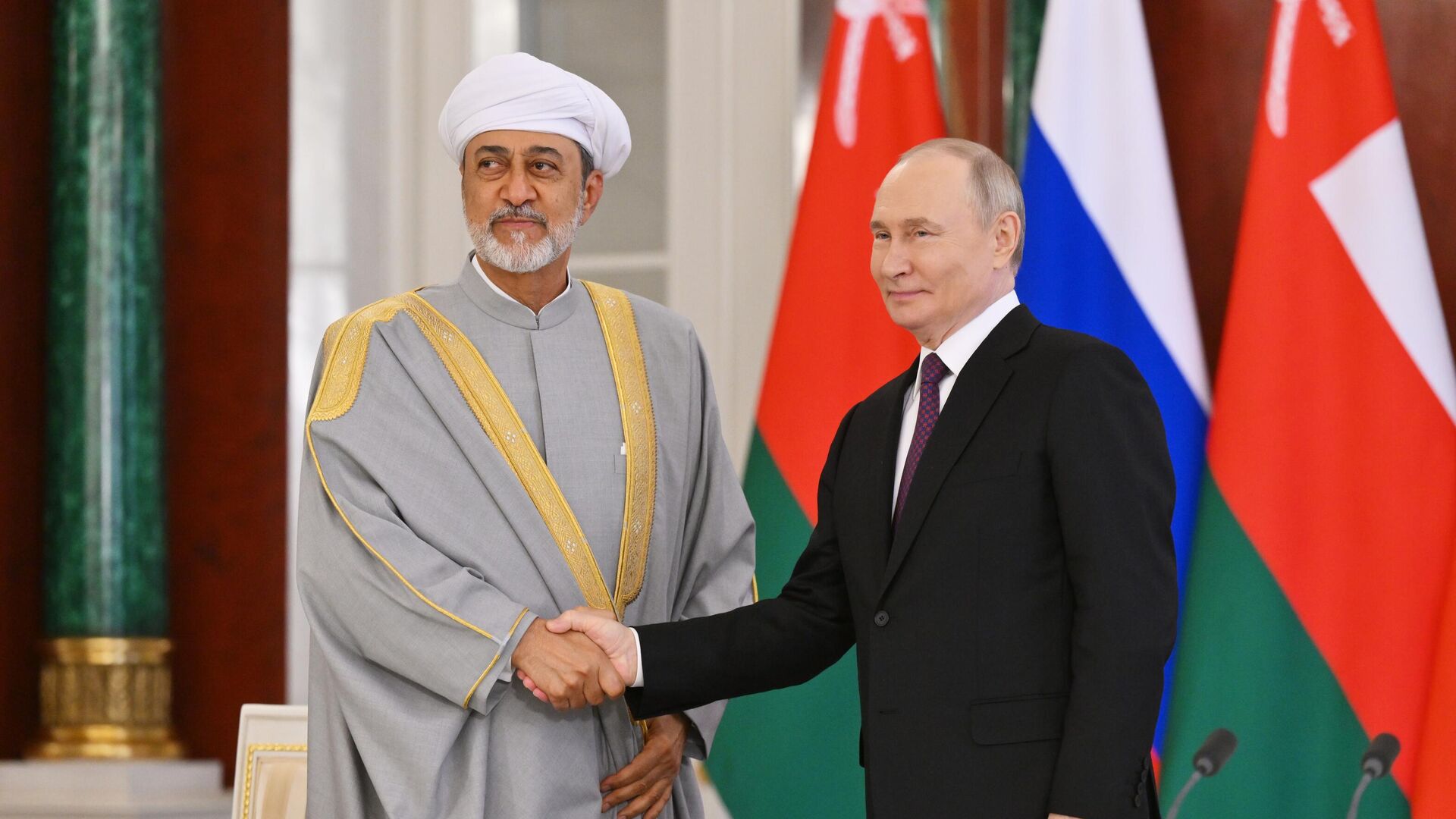 Президент Владимир Путин и султан Омана Хейсам бен Тарек Аль Саид на церемонии подписания документов по итогам встречи в Москве - РИА Новости, 1920, 22.04.2025