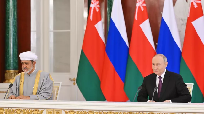 Президент РФ Владимир Путин и султан Омана Хейсам бен Тарек Аль Саид на церемонии подписания документов по итогам встречи в Москве. 22 апреля 2025
