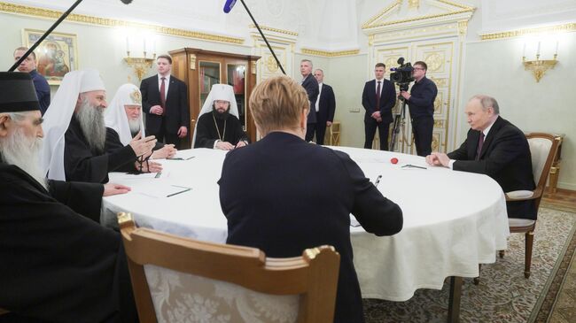 Президент РФ Владимир Путин проводит встречу с патриархом Московским и всея Руси Кириллом и патриархом Сербским Порфирием в Кремле. 22 апреля 2025